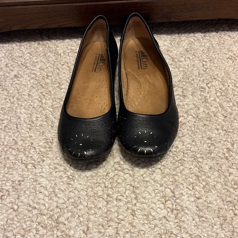 Cliffs by White Mountain Women's Black Flats: 6.5M